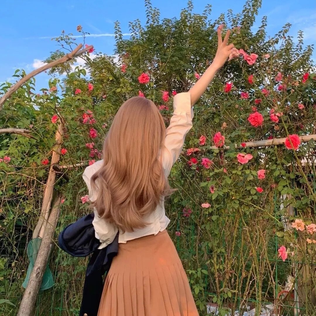 两位穿着同样内衣的女子